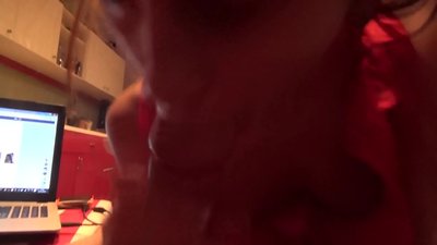 Alumna chupa o pau do seu irmán mentres ninguén está na casa